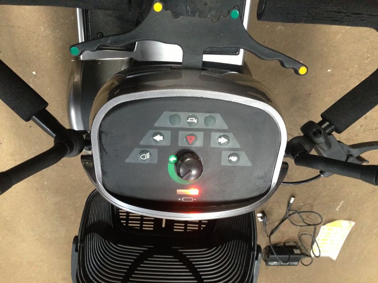 FREE DELIVERY MOBILITY SCOOTER 2022 STERLING S425 TOP OF THE RANGE AS NEW ROAD REG WITH V5