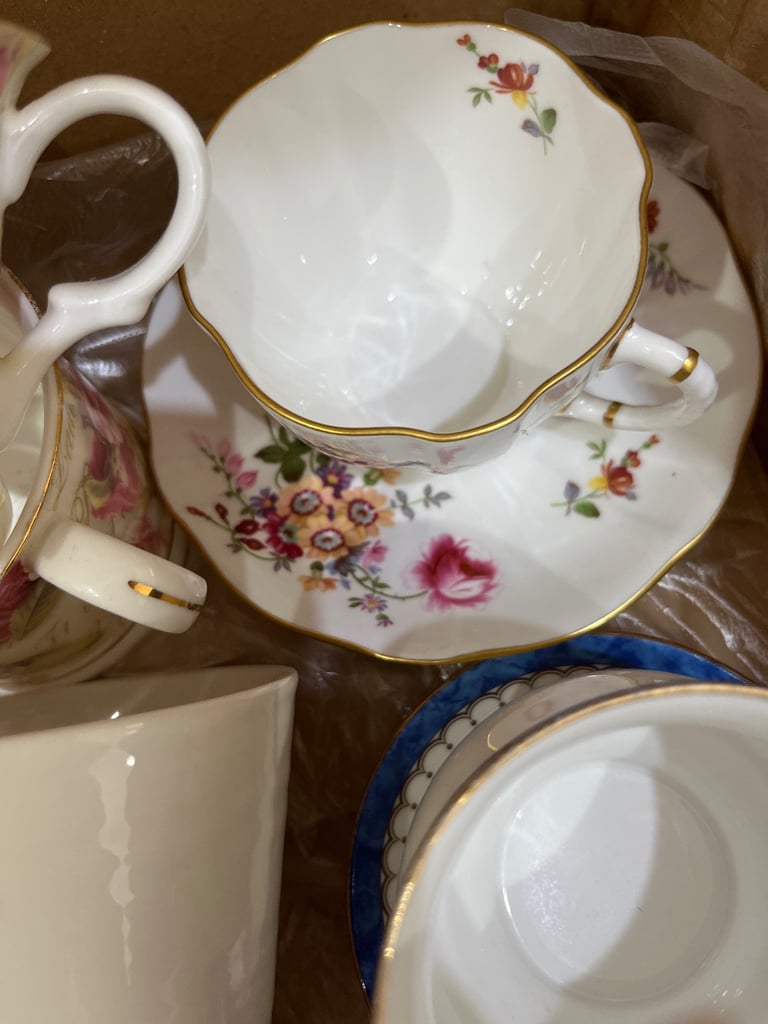 Box of lovely good quality cups & mugs