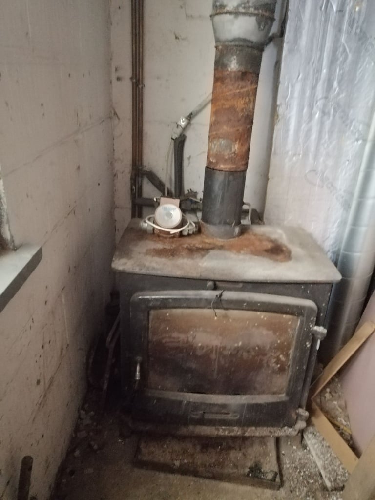 30kw Ottawa Multifuel wood stove + 300lts Solfex hot water cylinder+ roof solar thermal panel