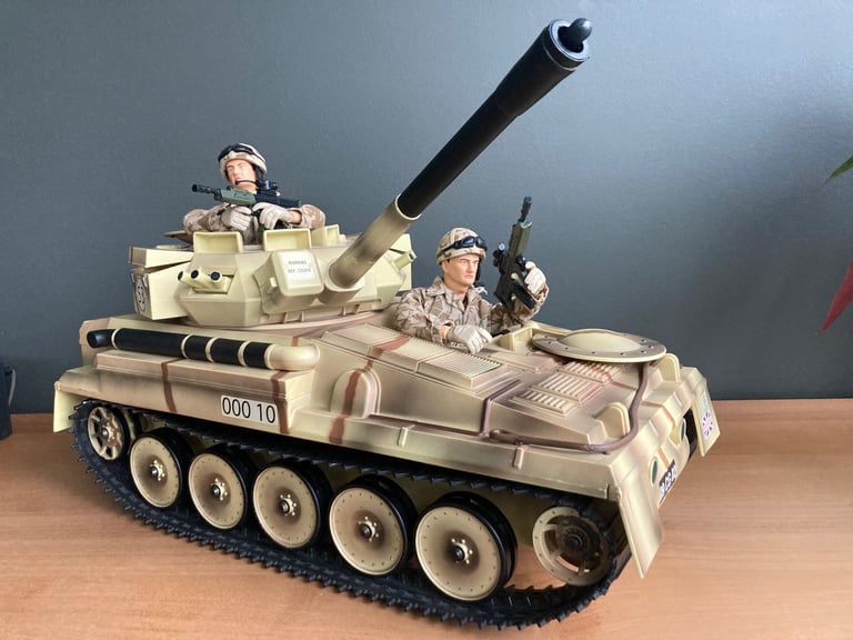 H.M. Armed Forces Fast Pursuit Battle Tank with 4 Infantrymen &  Marines Commando Sniper.