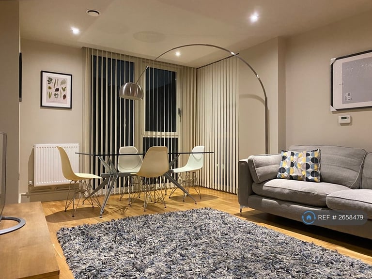 1 bedroom flat in The Crescent, London, SE8 (1 bed) (#2658479)