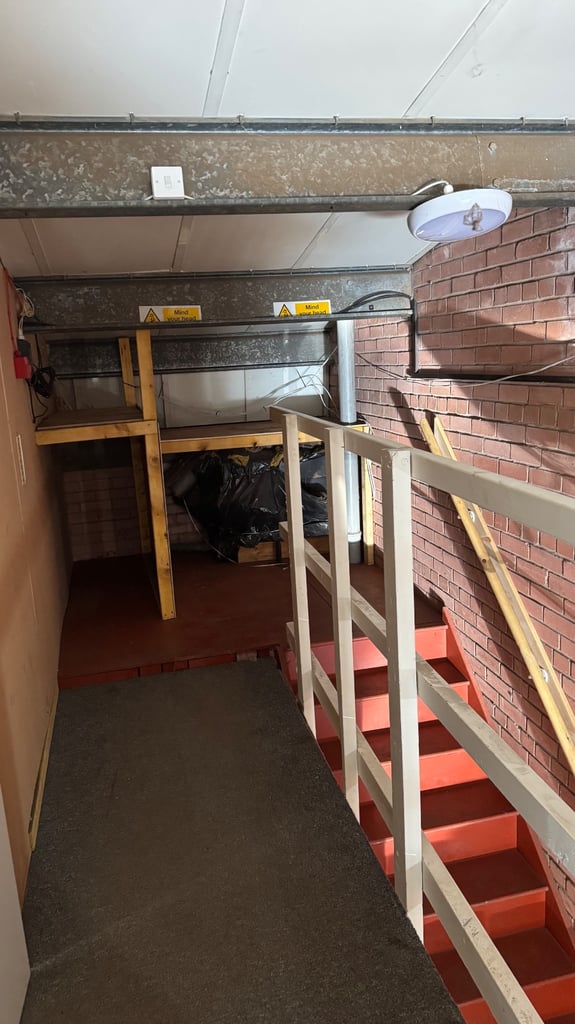 Commercial unit with private parking available for rent 