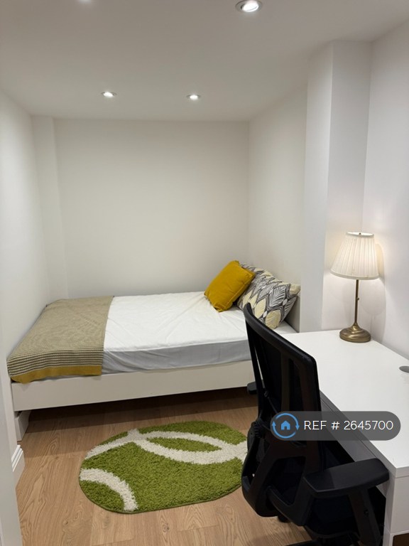 4 bedroom flat in North Gower Street, London, NW1 (4 bed) (#2645700)