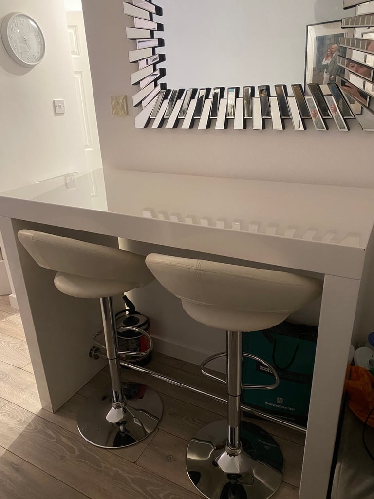 White gloss bar table with 2 stools