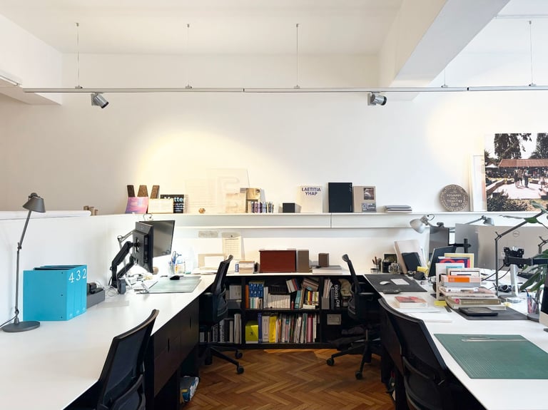 DESK SPACES TO LET. BRIGHT CO-WORKING STUDIO, CAMDEN TOWN