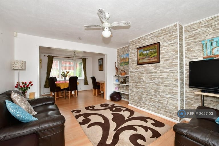 1 bedroom in Frimley Crescent, New Addington, Croydon, CR0 (#2657103)