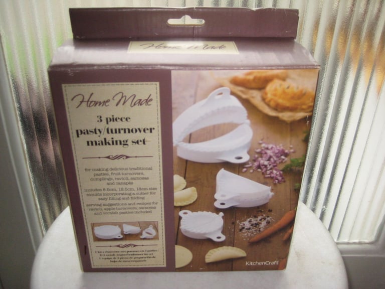 image for Nearly New Home Made 3 Piece Pasty/Turnover Making Set for £3.00