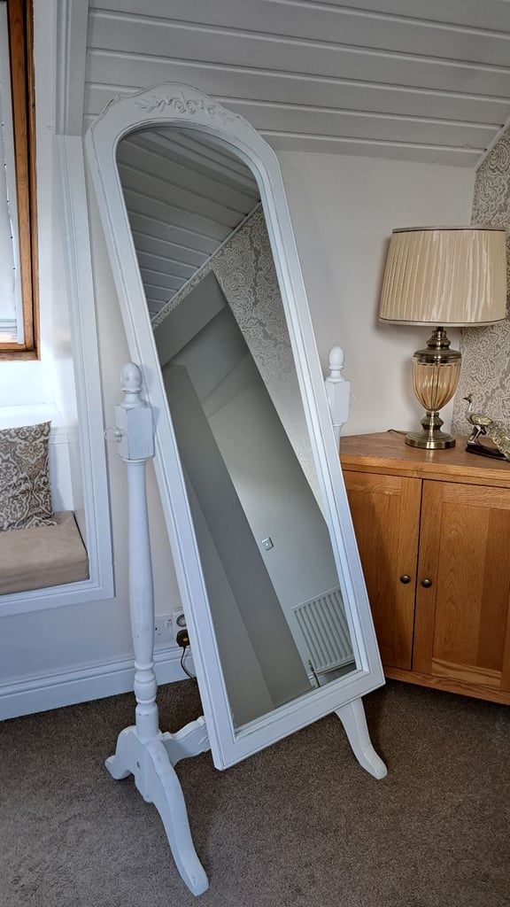 image for Free standing mirror vintage white, in excellent condition 