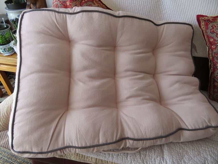 image for large soft dog bed, in pristine condition
