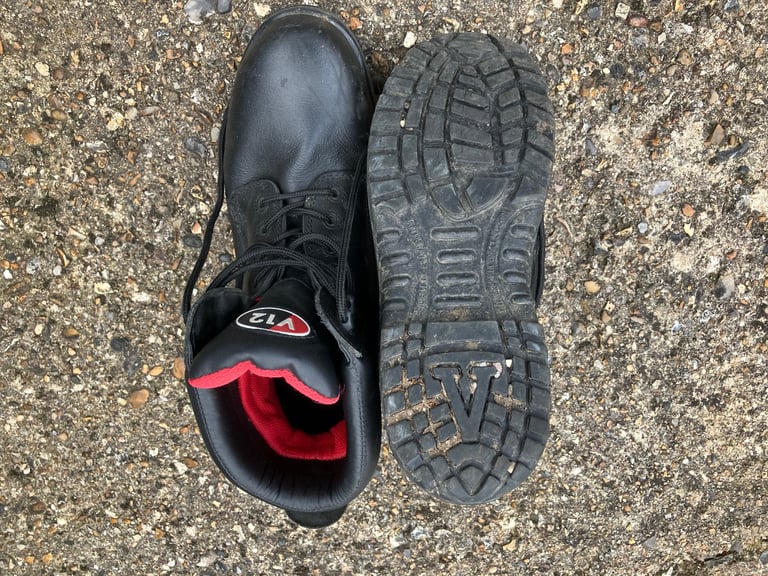Immaculate V12 Safety Boot size 9