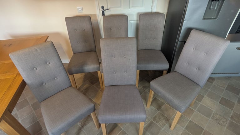 Real Oak extendable dining table with 6 seats