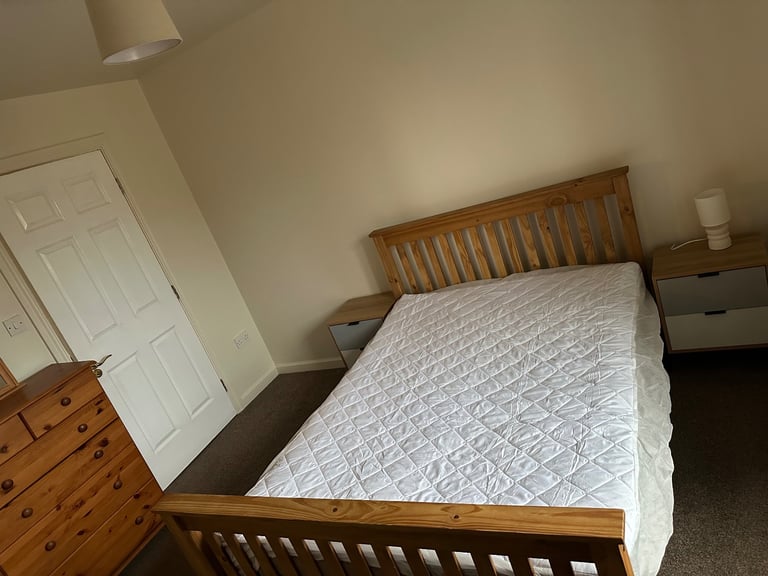 Excellent Location, Big Room Professional flatmates 