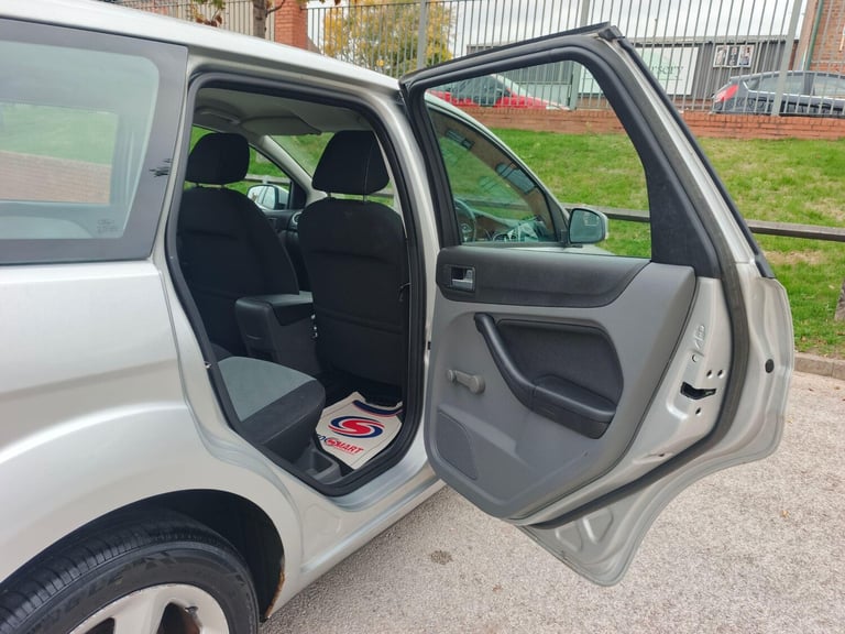2010 Ford Focus 1.6 Zetec 5dr ESTATE Petrol Automatic