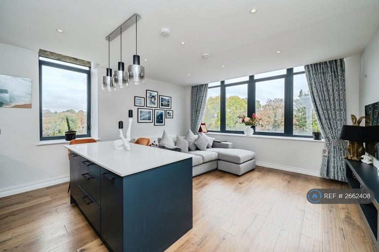 image for 2 bedroom flat in Littleworth Road, Esher, KT10 (2 bed) (#2662408)