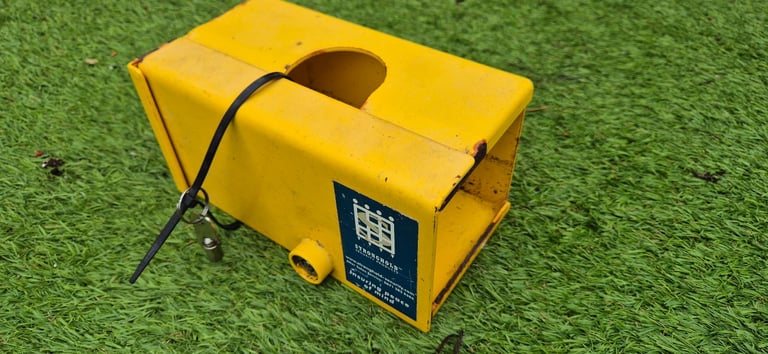 Hitch lock and wheel clamp for trailer, caravan, camper, motorhome.