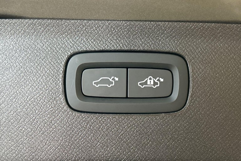 2021 Volvo XC90 Recharge R-Design, T8 AWD plug-in hybrid, 7 Seats ESTATE Petrol/Electric Hybrid A...