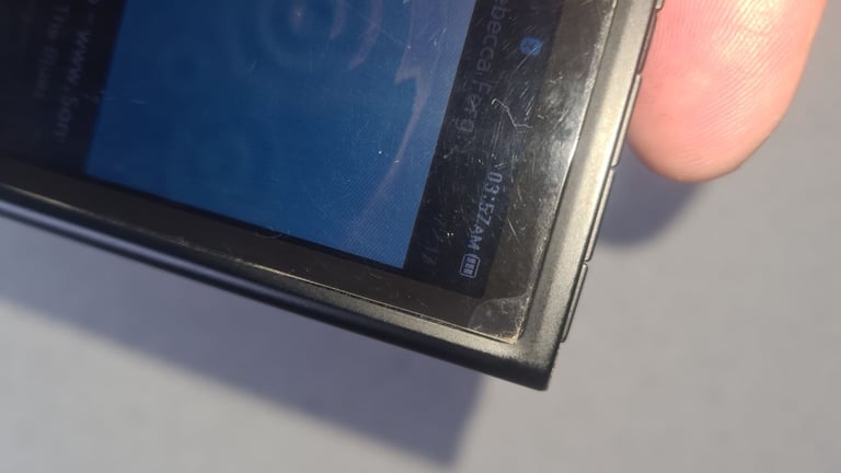 Samsung yp-p3 16gb Bluetooth mp3 player with proprietary wall/ usb charger/ data transfer cable 