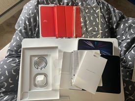 Very Lovely Condition 2021 11”IPad Pro M1 128gb silver WiFi & Cellular