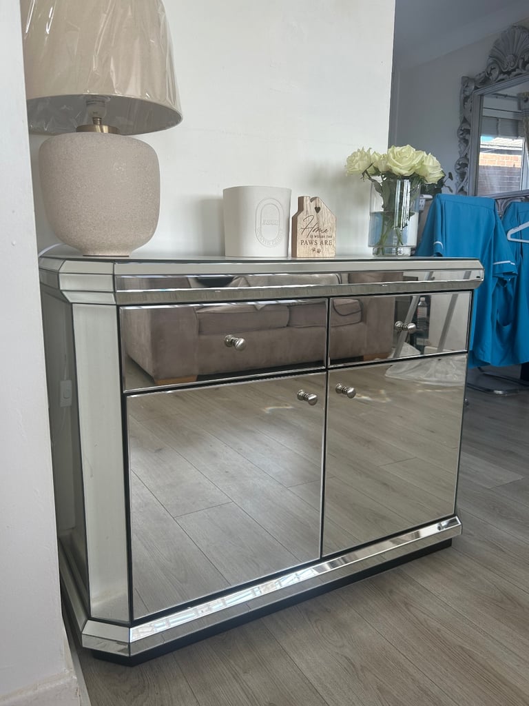 Mirrored sideboard 