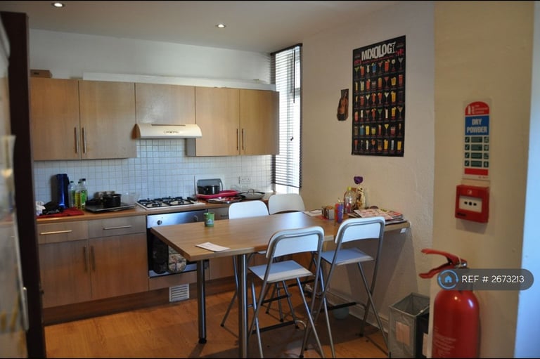 8 bedroom house in Curzon Avenue, Manchester, M14 (8 bed) (#2673213)