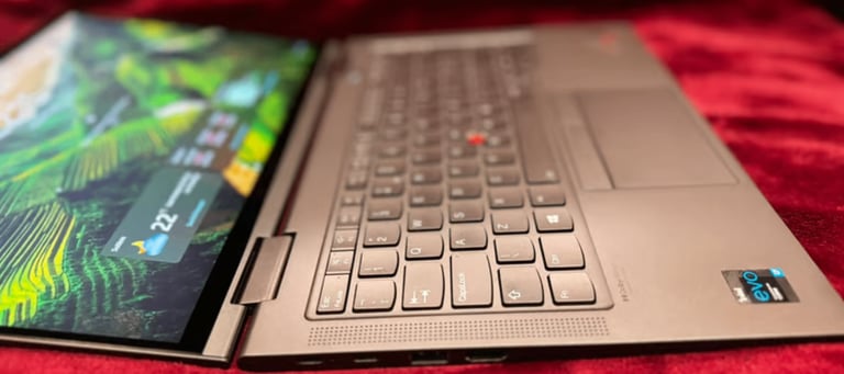 Lenovo laptop X1 Yoga Gen 6 *Touch Screen* i7-1165G7 16gb mem, 512GB HD