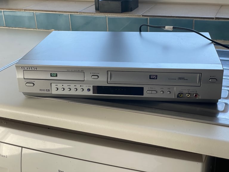 image for Samsung SV-DVD440 DVD/VCR Dual Deck Silver
