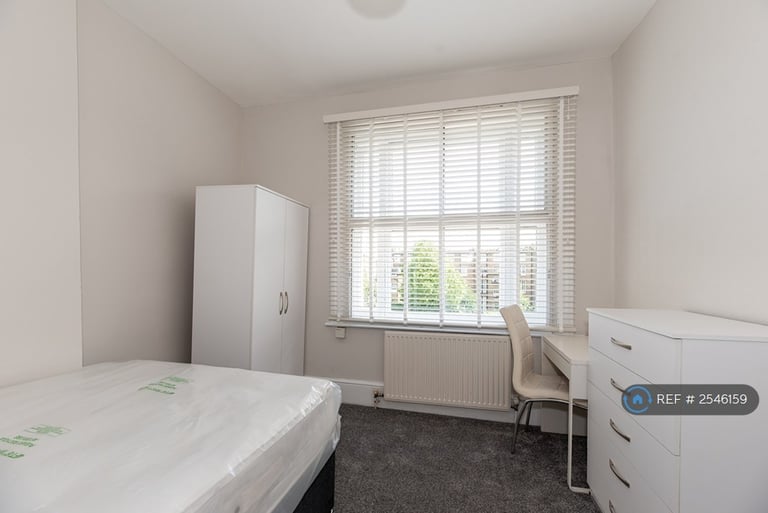 2 bedroom flat in West Cromwell Road, London, SW5 (2 bed) (#2546159)