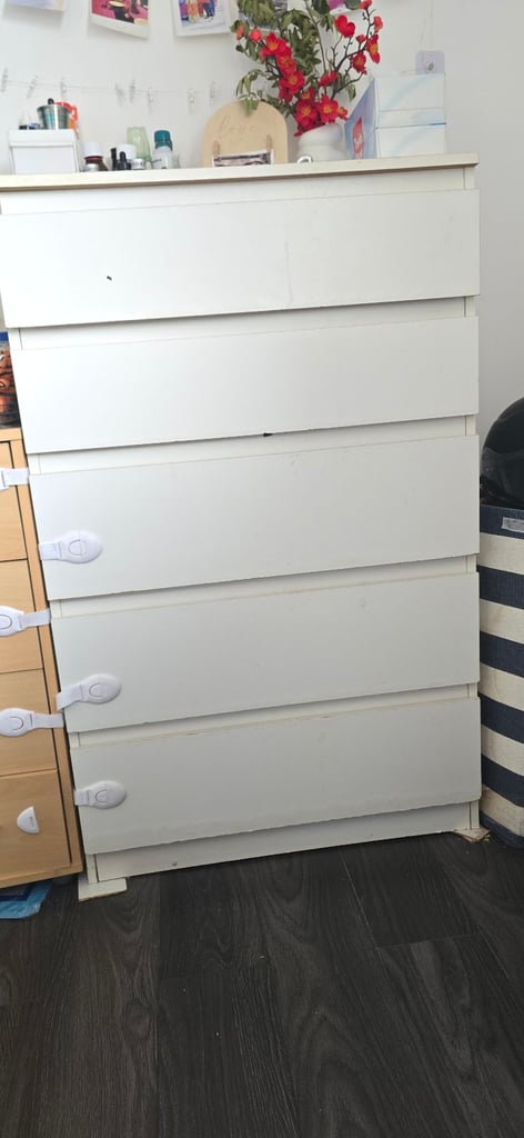 Chest of drawers 