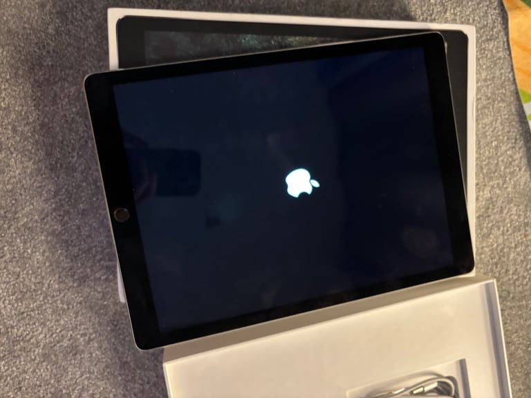 Apple iPad Pro 12.9” 2nd generation excellent condition 