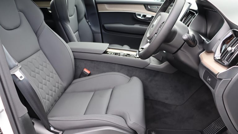 2025 Volvo XC90 B5 (P) AWD Plus Dark (Harman Kardon Sound, 360 Camera, Apple CarPlay, BLIS) ESTAT...