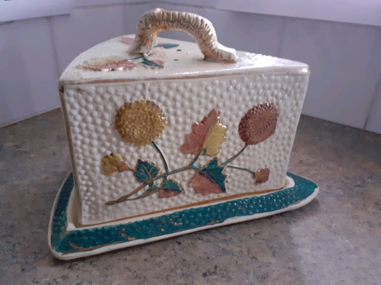 LARGE VICTORIAN MAJOLICA TRIANGLER,CHEESE DOME. 