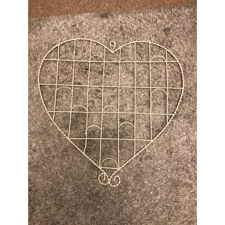 Wire heart card holder 