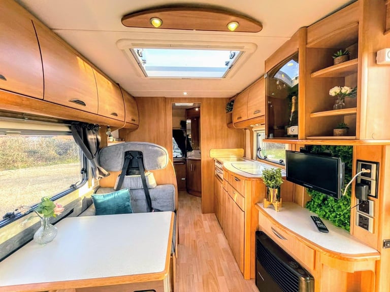 STUNNING Luxury Spacious Motorhome, 36k Miles! Full MOT, 6-Belts, Awning, Solar, Extras - ON SALE!
