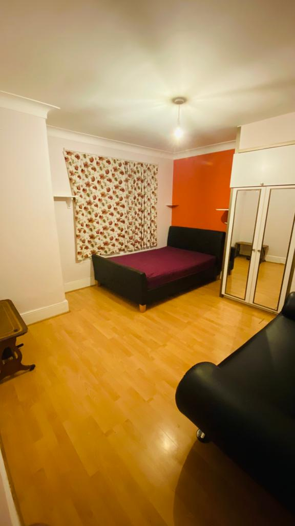 Clean & tidy 1 double room available to rent in a shared house # 1136