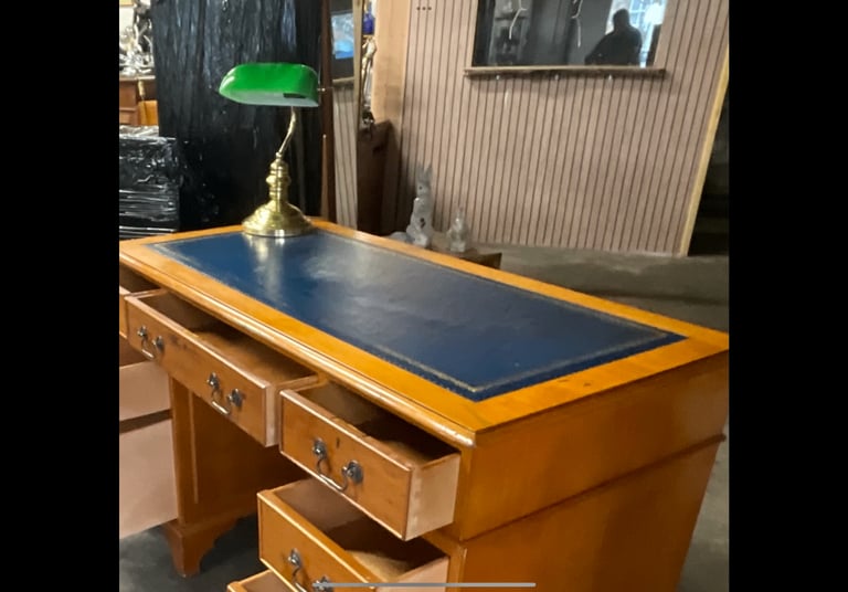 Beautiful Victorian Ladies Writing Desk in very good condition 