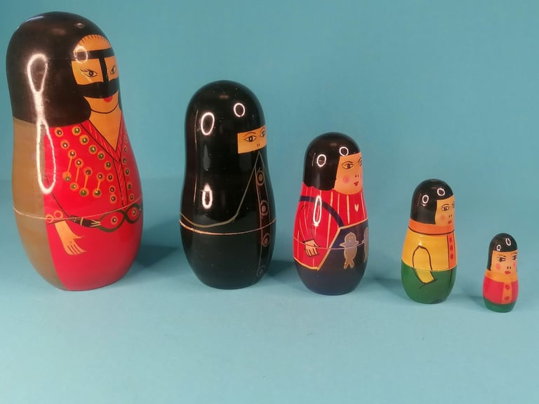 Beautiful Vintage Nestling Dolls , 5 dolls.  Bigger one  5,5inch smaller 1,5 inch.