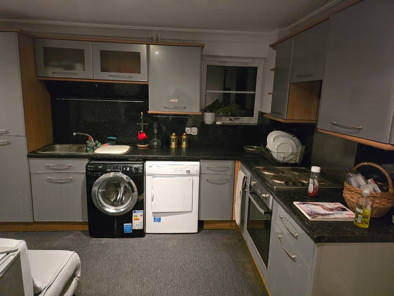 Lovely Room & Flat to rent Highworth Swindon