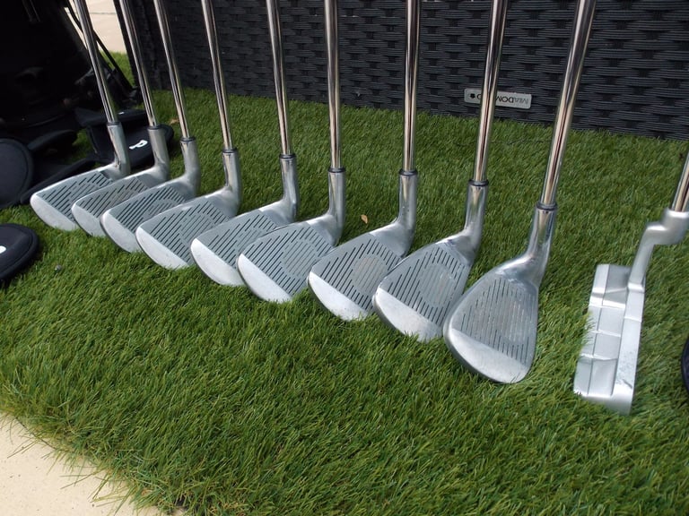 Mens Right Handed Tour Design Golf Club Set + Bag, Balls and Tees