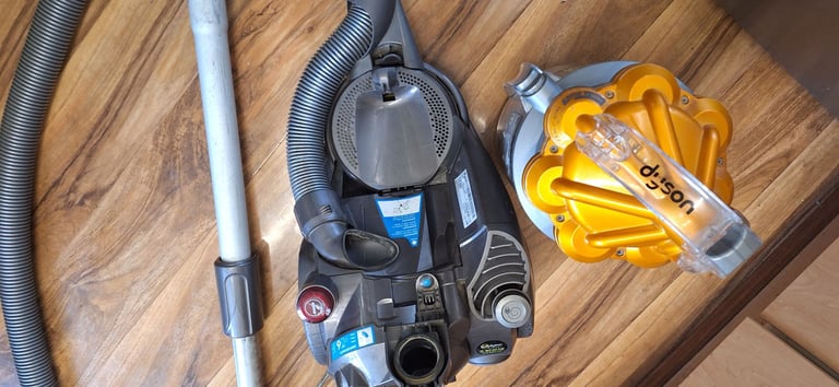 DC19 dyson vacuum cleaner,body & hose and pipe only.very strong 