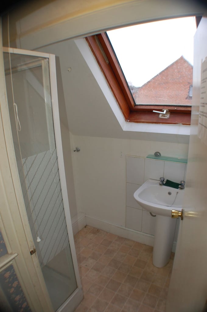 Double room to let in Lowther rd. Charminster