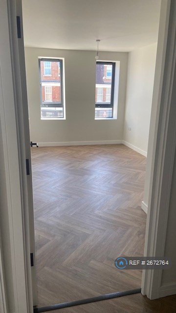 2 bedroom flat in Kingston Road, London, SW20 (2 bed) (#2672764)