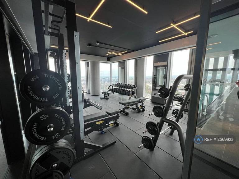 2 bedroom flat in Elizabeth Tower At Crown Street, Manchester, M15 (2 bed) (#2669923)
