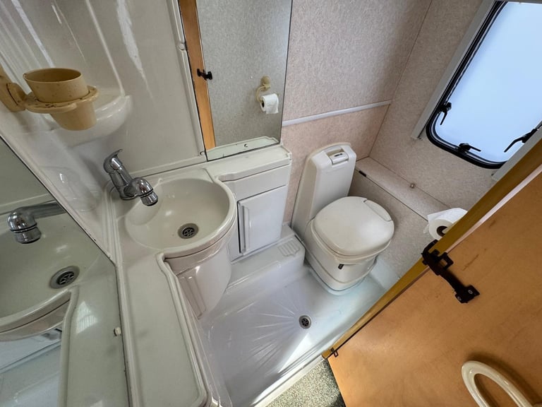 ⭐️ 2004 BAILEY PAGEANT MAJESTIC ⭐️ 2 BERTH TOURING CARAVAN ⭐️