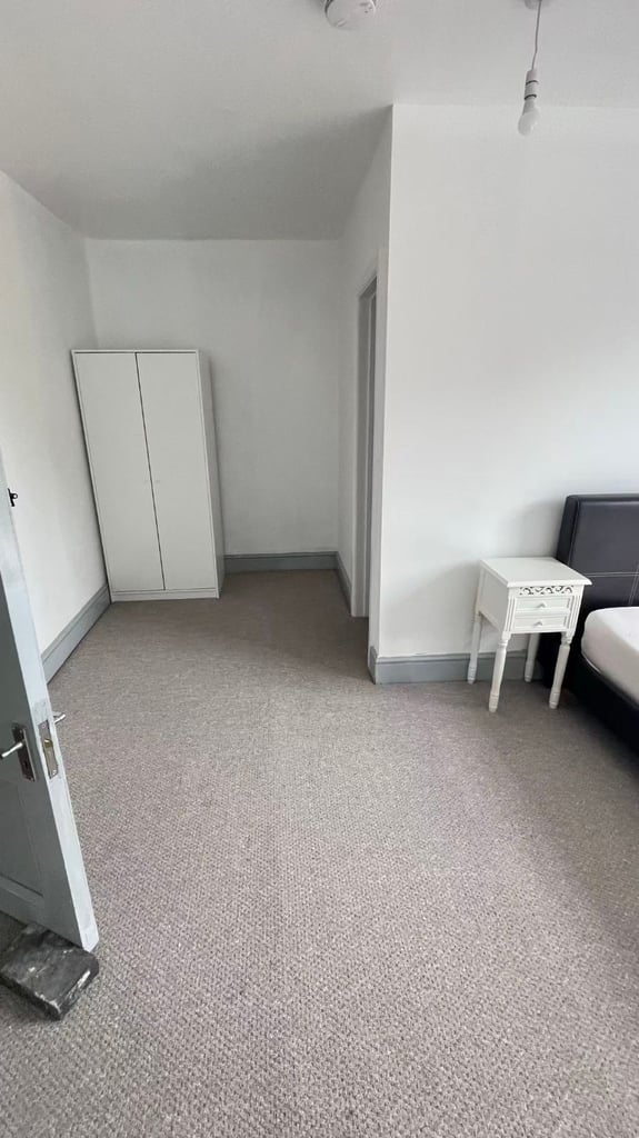 Three ensuite rooms to rent in WR1