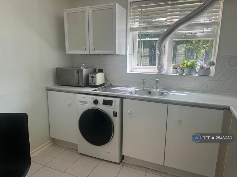 2 bedroom flat in Renoir Court, London, SE16 (2 bed) (#2643030)