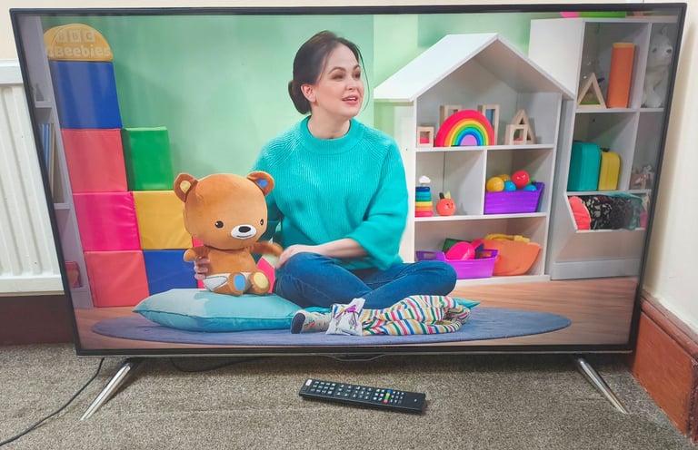 Panasonic TX-48CX400B 48 inch 4K Smart WiFi LED TV, with screen issue