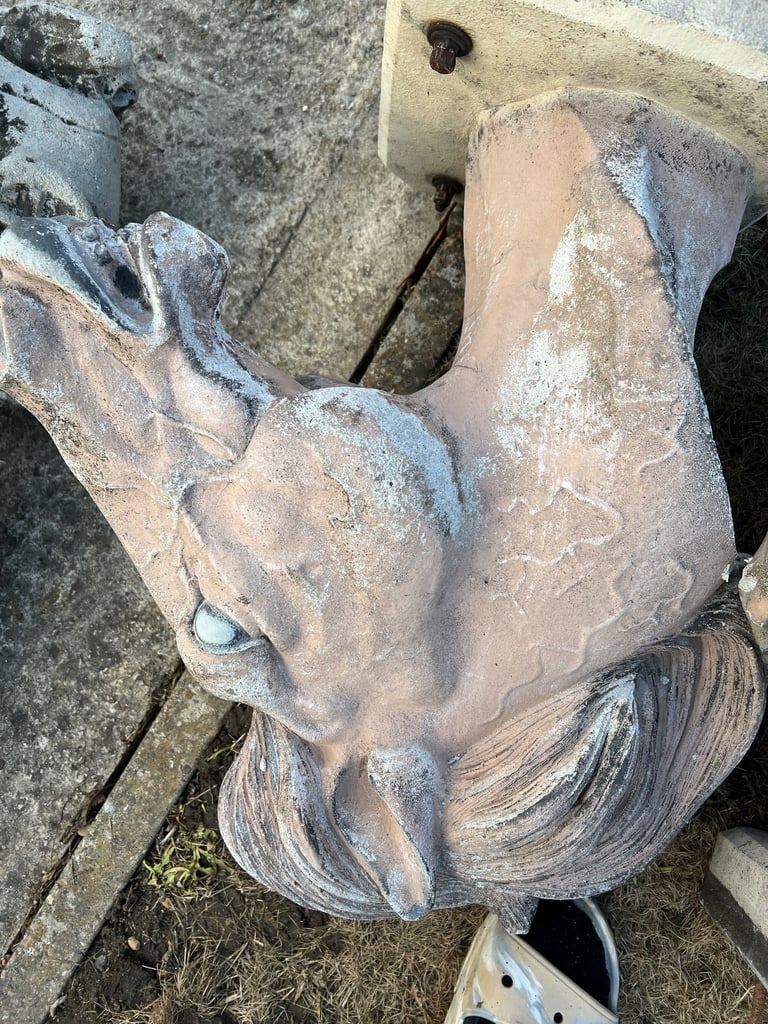 Beautifully striking 2 horse heads.