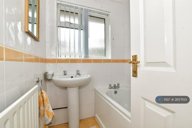 1 bedroom in Frimley Crescent, New Addington, Croydon, CR0 (#2657103)