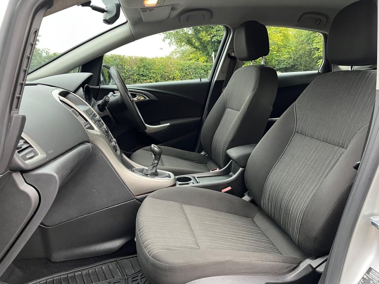 2010 Vauxhall Astra 1.4 16v Exclusiv Euro 5 5dr HATCHBACK Petrol Manual