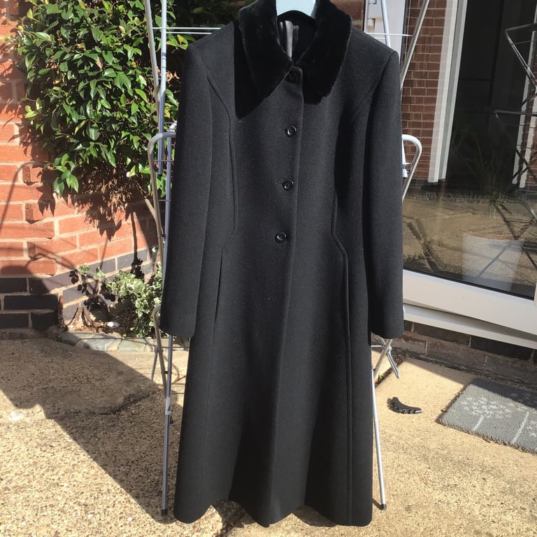 LUXURIOUS HOBBS BLACK COAT / 70%WOOL/ 15%CASHMERE/ 15%ANGORA